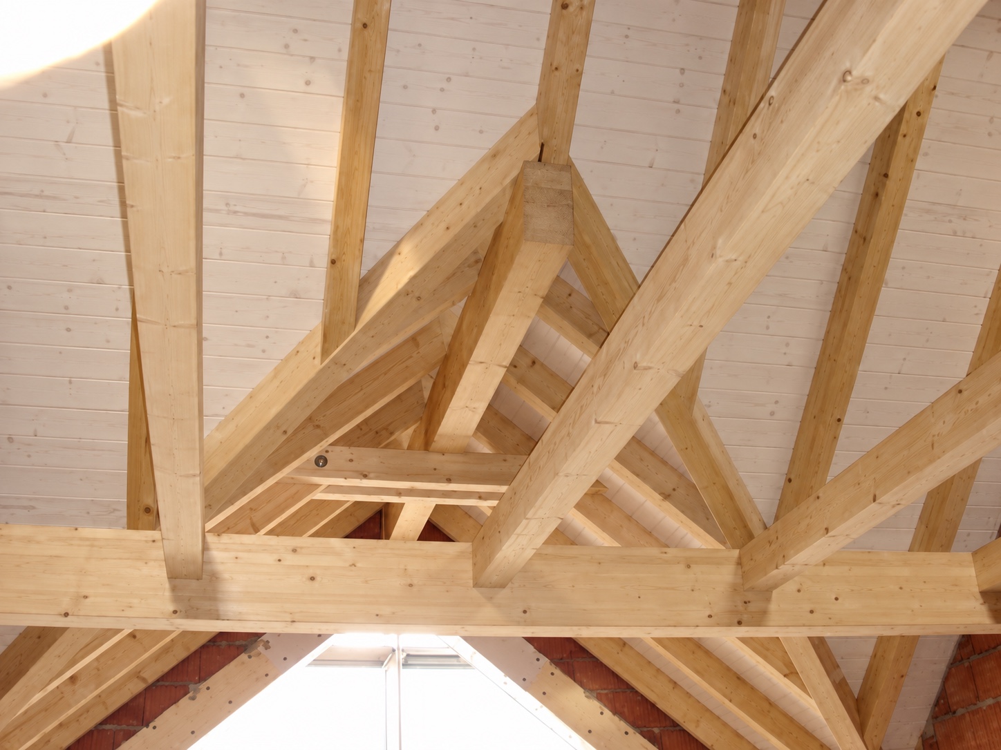 Sichtbare Holzbalken einer individuell gefertigten Dachkonstruktion der Zimmerei Walter